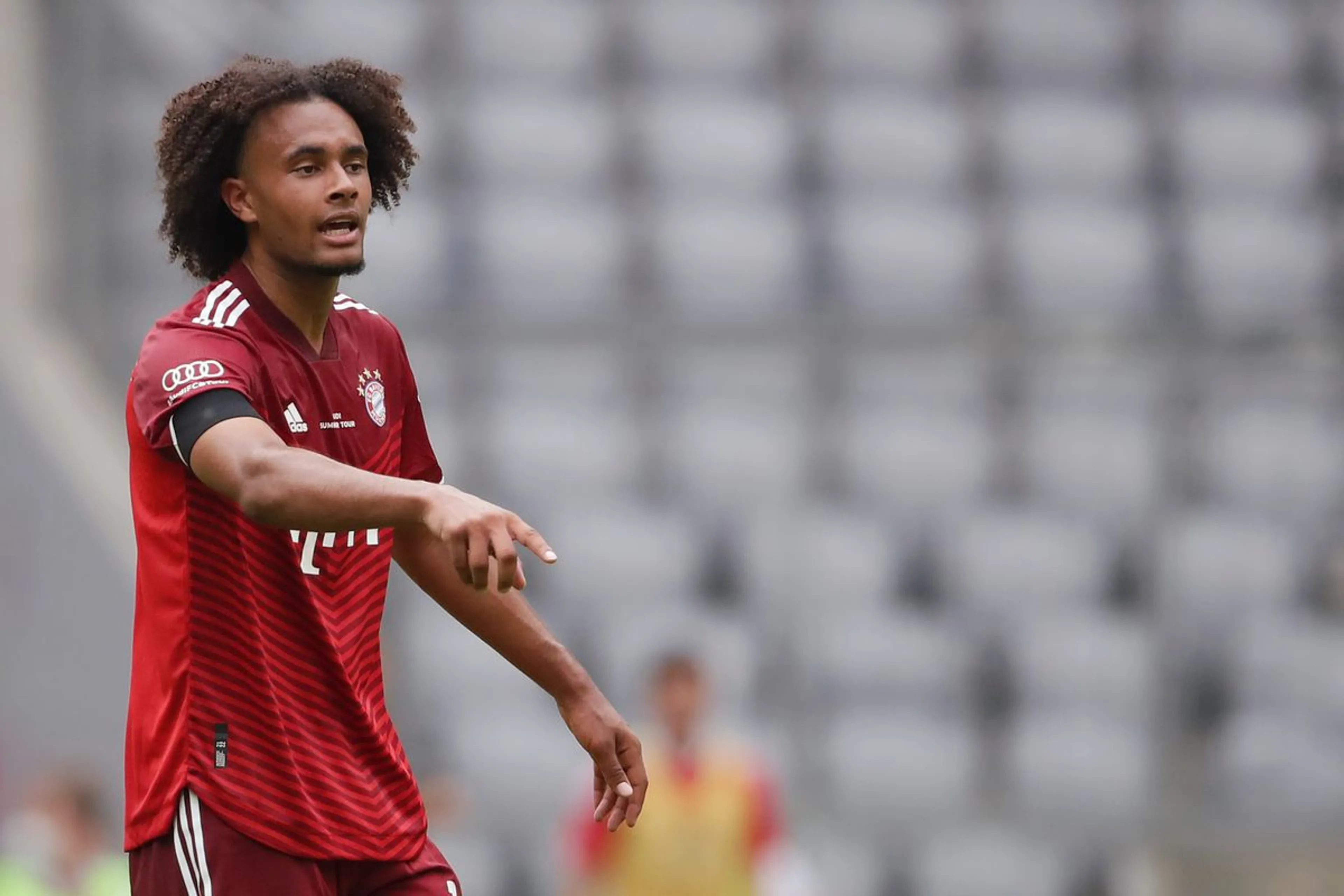 Copertina di Zirkzee del Bayern sbaglia goal clamoroso: i tifosi lo massacrano su Instagram e lui…